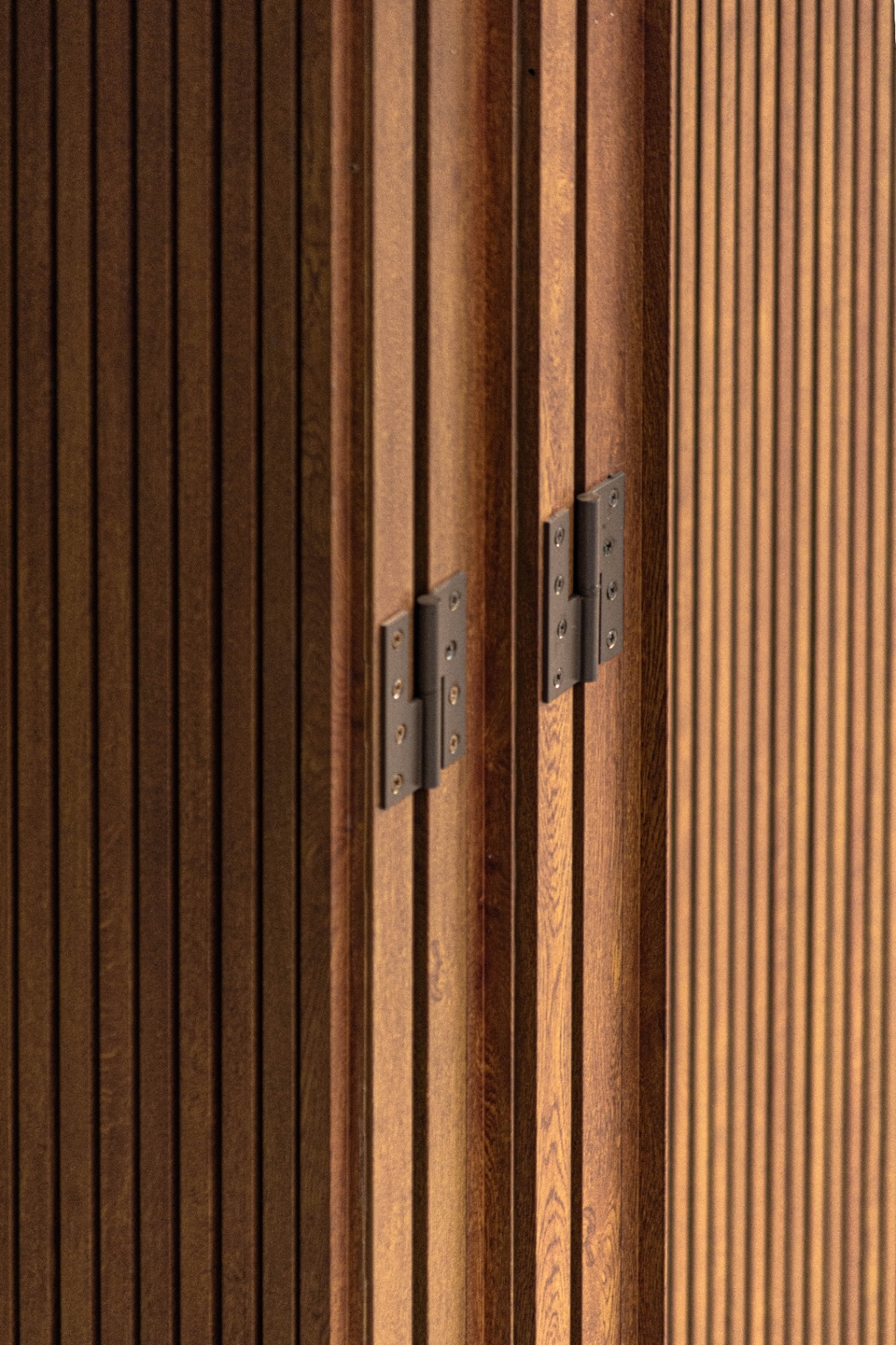 Detalhe técnico de esquadria em alumínio com ferragens de precisão